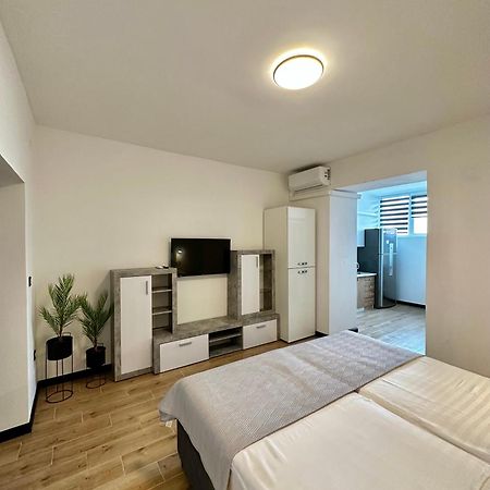 Crolivia Apartments Near Arena, Center Of Pola Esterno foto